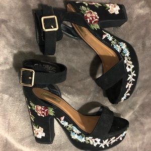 GORGEOUS PAIR OF COMFORTABLE CHUNKY HEELS